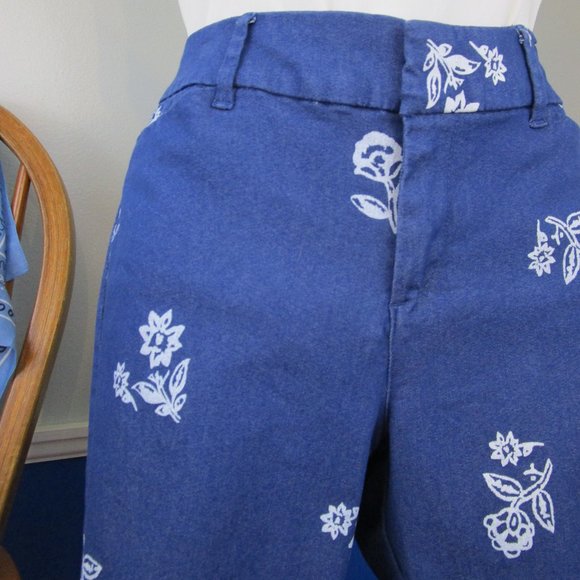 Old Navy Blue and White Floral Cropped Pants - Picture 3 of 12